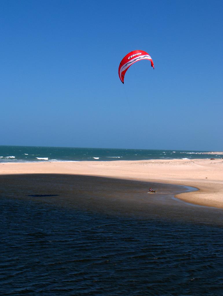 uruau kitesurf lake and ocean